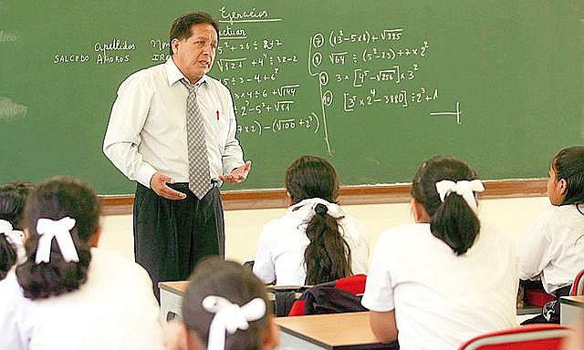 Gobierno declara aumento de sueldo para profesores 