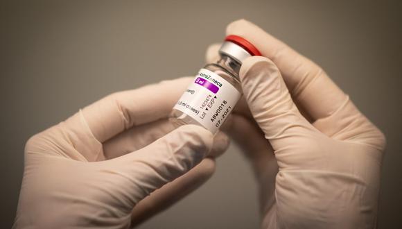 Dos estudios británicos realizados en condiciones reales, en Escocia e Inglaterra, mostraron una protección importante de la vacuna de AstraZeneca frente a las hospitalizaciones. (Foto: AFP)