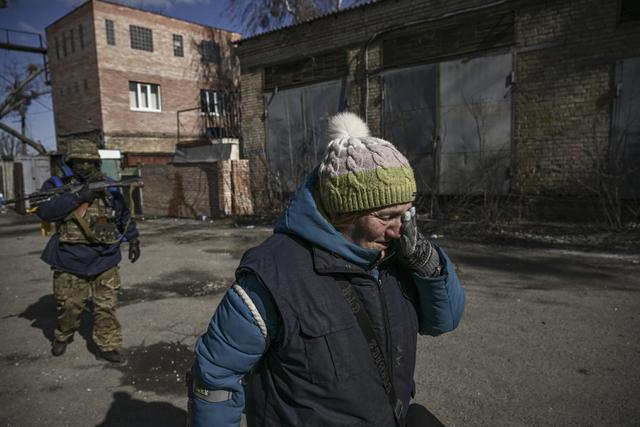 
Una residente llora mientras evacua la ciudad de Irpin, al norte de Kiev, el 10 de marzo de 2022. (Foto: Aris Messinis / AFP)
