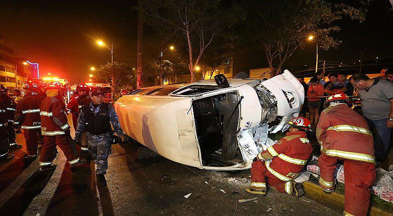 Los Olivos: Diez heridos deja despiste de combi 