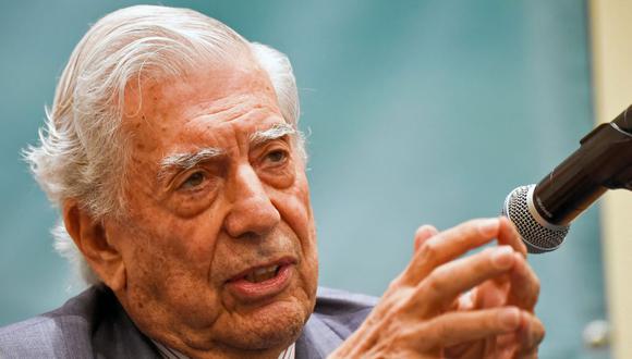 Mario Vargas Llosa abandonó la clínica en Madrid donde estaba internado tras superar el COVID-19. (Foto: RAUL ARBOLEDA / AFP).