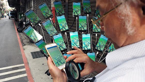 ​'El Tío Pokémon' atrapa criaturas con 24 celulares en su bicicleta