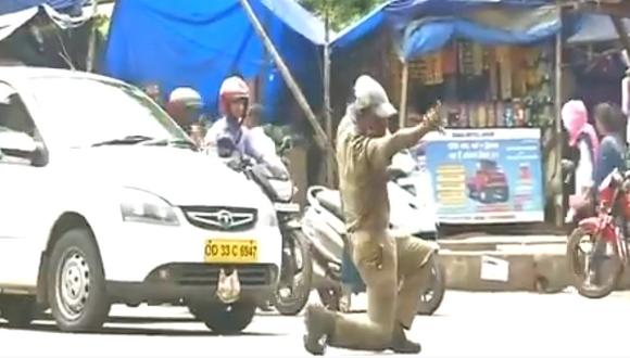 El singular baile de un policía de tránsito que divierte a las redes sociales (VIDEO)