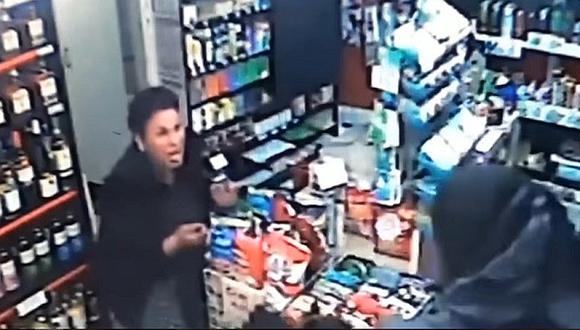 YouTube: delincuente entró a robar tienda pero reacción de cajera lo espantó (VIDEO)