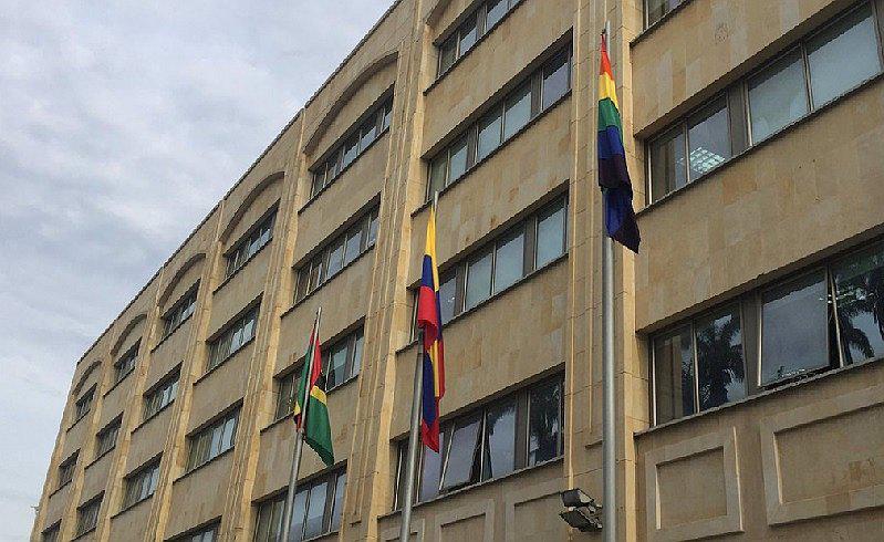 ​Colombia: Alcaldía iza bandera gay en contra de homofobia