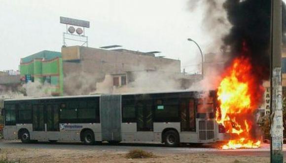 Bus del Metropolitano se incendió en Comas
