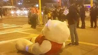 Facebook: Enamorado esperó a novia con flores y oso de peluche gigante pero...