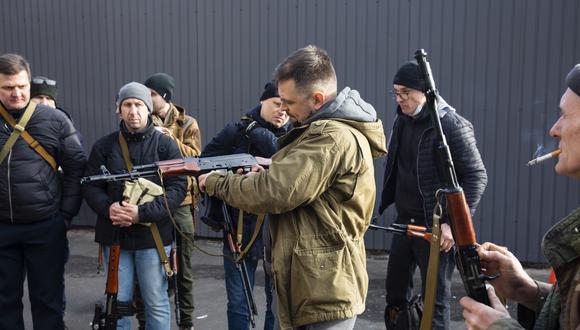 Combatientes de la defensa territorial reciben armas y municiones en Kiev, Ucrania, el 25 de febrero de 2022. (Foto: EFE/EPA/MIKHAIL PALINCHAK)