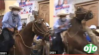 Pedro Castillo casi se cae del caballo cuando iba a votar y periodistas se asustan: “¡Uy caracho! parece que no quiere”