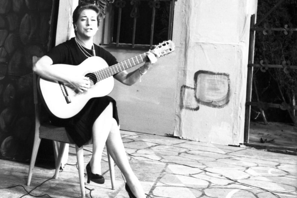 Chabuca Granda tocando guitarra, año 1963. (GEC Archivo Histórico)