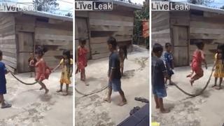 Niños juegan la cuerda, pero sorprenden porque lo hacían con una serpiente | VIDEO