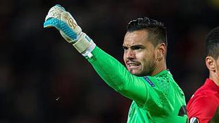 Manchester United: Sergio Romero, a los 30 años, renueva hasta 2021 