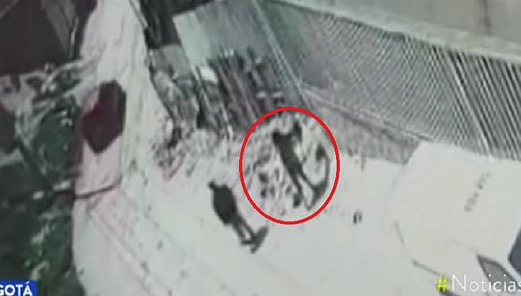 Cámara graba a pareja arrojando el cuerpo de un bebé en escampado (VIDEO)
