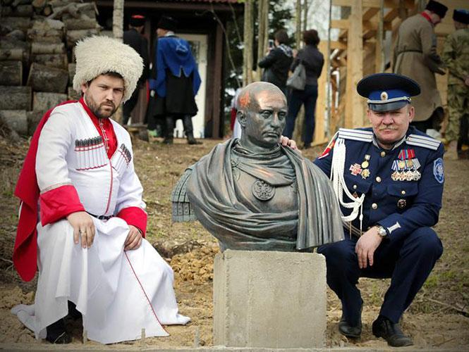  Cosacos rusos erigen busto de Vladimir Putin como emperador romano 