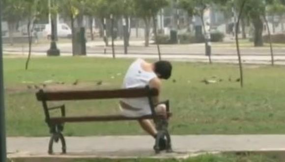 'Peperas' dejaron en calzoncillos a hombre en pleno parque [VIDEO] 