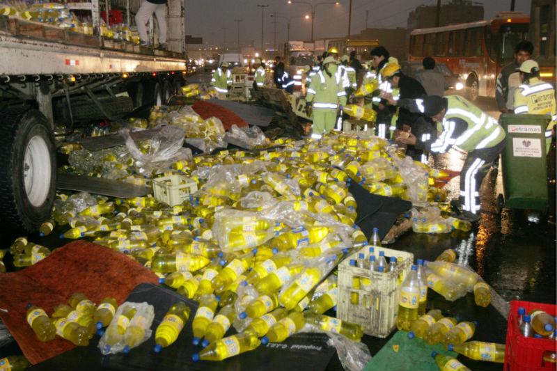 Camión repartidor de gaseosas se vuelca y le saquean mercadería