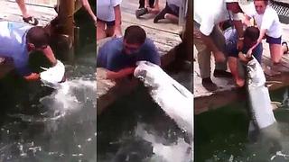 Quiso dar de comer a pez y termina enfrentándose con el animal (VIDEO)