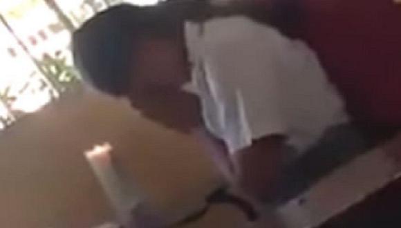 Facebook: escolar prende veladora y reza el rosario antes de examen (VIDEO)