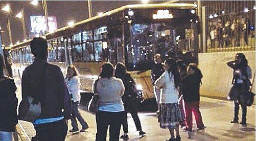 Usuarios se colocan en pista para cerrar el paso de los buses del Metropolitano
