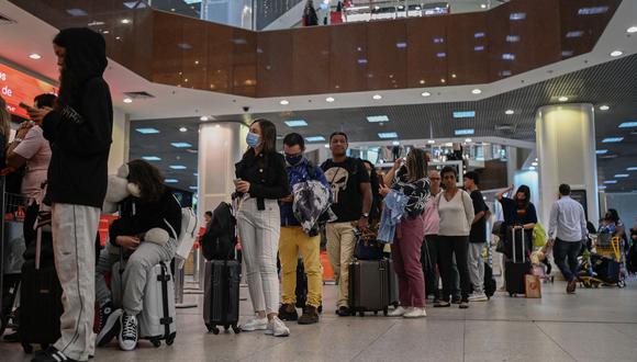 Los pasajeros hacen cola para registrarse en el área de embarque del aeropuerto Santos Dumont en Río de Janeiro, Brasil, el 20 de diciembre de 2022.  (Foto por MAURO PIMENTEL / AFP)