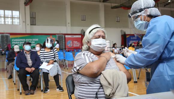 El Ministerio de Salud continúa con la vacunación contra el COVID-19 a las personas mayores de 70 años. (Foto: Minsa)