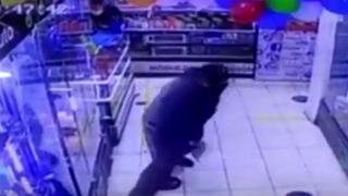 Balacera en tienda de celulares termina con un policía y delincuente herido: “Se llevaron todo el dinero”