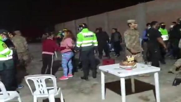 FOTO REFERENCIAL | Agentes policiales detuvieron a más de 20 personas que participan de una fiesta de cumpleaños sin importarles la cuarentena y el toque de queda por la pandemia del COVID-19.