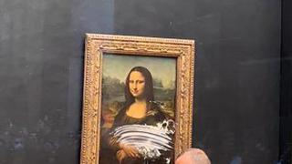 Sujeto con peluca lanza pedazo de pastel a la Mona Lisa en el Museo de Louvre