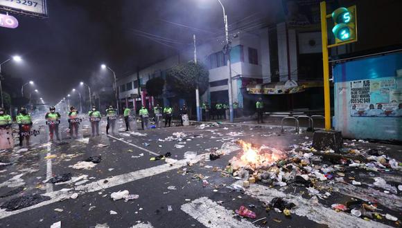En su cuarto día de huelga indefinida, los trabajadores de Slimp Callao prendieron fuego y arrojaron basura en diversas calles y avenidas del primer puerto.  (Foto: César Grados/@photo.GEC)