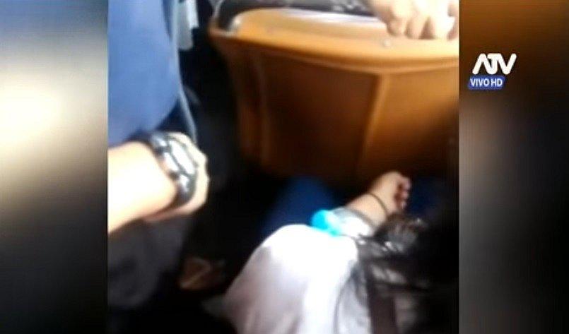 YouTube: video muestra a depravado tocando sus genitales dentro de bus y frente a jovencita
