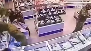 Ladrones se llevan todas las joyas en sincronizado robo de menos de un minuto (VIDEO)