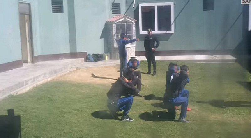 Siete escolares son castigados en comisaría por escaparse de colegio | VIDEO