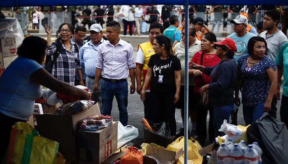 Los damnificados de Villa El Salvador vienen recibiendo ayuda humanitaria mientras los bancos de sangre aún atienden a donantes de sangre para los heridos del incendio. (Joel Alonzo/GEC)