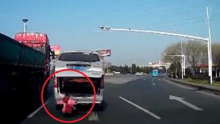 YouTube: Impactante caída de un niño del maletero de una camioneta en marcha [VIDEO]