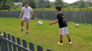 Nada le detiene: Cristiano Ronaldo entrenó en compañía de su hijo en pleno confinamiento | VIDEO