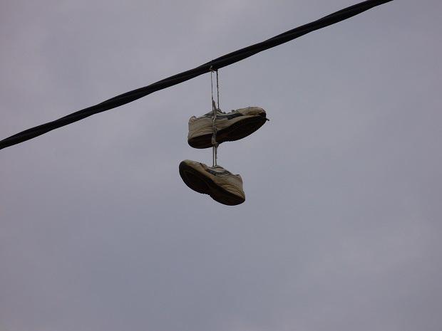 ​¿Cuál es el significado de las zapatillas colgando de cables?