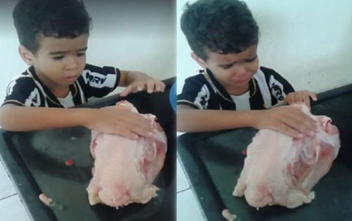 Facebook: Niño rompe en llanto para que su mamá no cocine pollo [VIDEO]