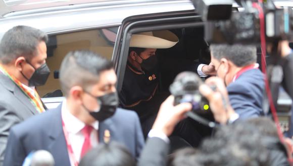 El presidente electo Pedro Castillo viste un traje de cuello chino y con motivos andinos. Foto : Lino Chipana Obregón /@photo.gec