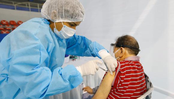 Vacunación de personas mayores de 70 años en Lima y Callao iniciará el próximo viernes 30 de abril. Desde el martes 27 se podrá consultar en la plataforma Pongo el Hombro la hora y lugar de la inoculación. (Foto: Minsa)
