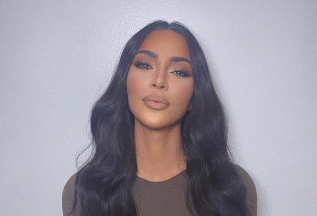 Kim Kardashian decidió maquillarse y fotografiarse mientras guarda cuarentena en casa. (Fotos: Instagram)