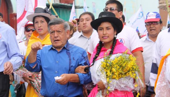 Ayacucho: César Acuña es recibido a huevazos durante su visita a Huanta [FOTOS]