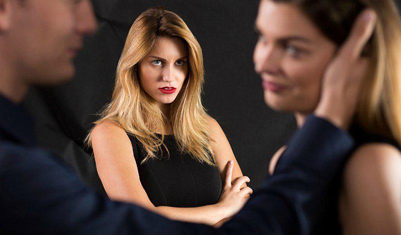 ¿Tu amiga coquetea con tu chico? 5 tips para solucionar el problema