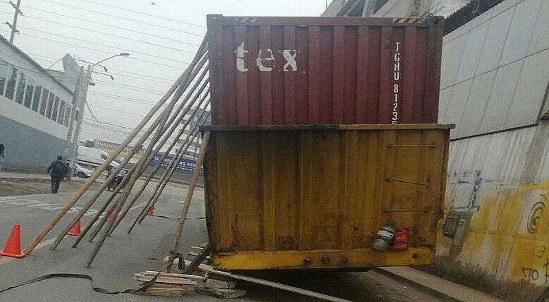 Los Olivos: container sin llantas aparece frente a universidad