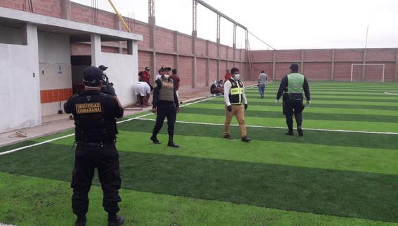 Tacna: Intervienen a 16 jóvenes jugando y bebiendo en cancha de fútbol cerrada.