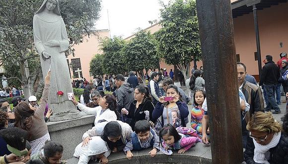 Santa Rosa de Lima: Peruanos la visitan y piden que ayude a PPK