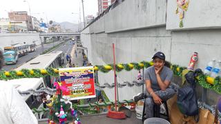 Venezolanos llevan el espíritu de la Navidad a los puentes de Lima