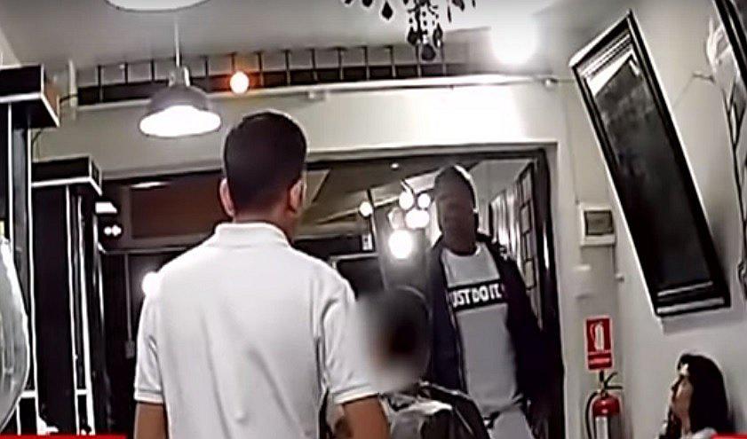 Extranjero roba barbería mientras un niño se cortaba el cabello│VIDEO