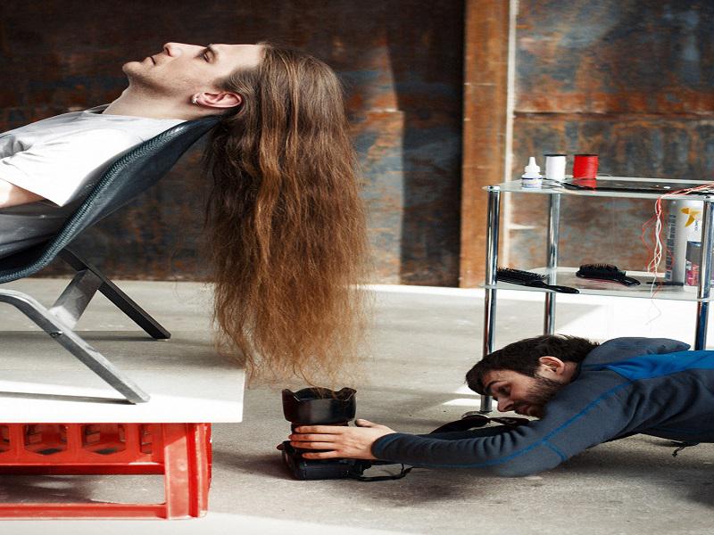 Tocan violín con cuerdas de cabello de persona [VIDEO]