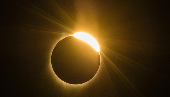 El IGP a través de la plataforma digital Facebook Live transmitirá el eclipse parcial de Sol. (Foto: ROB KERR / AFP)