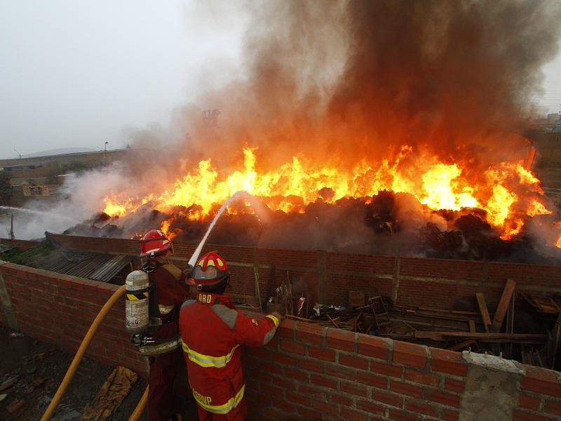 Incendio arrasa con almacén de insumos químicos en Huachipa [VIDEO]
